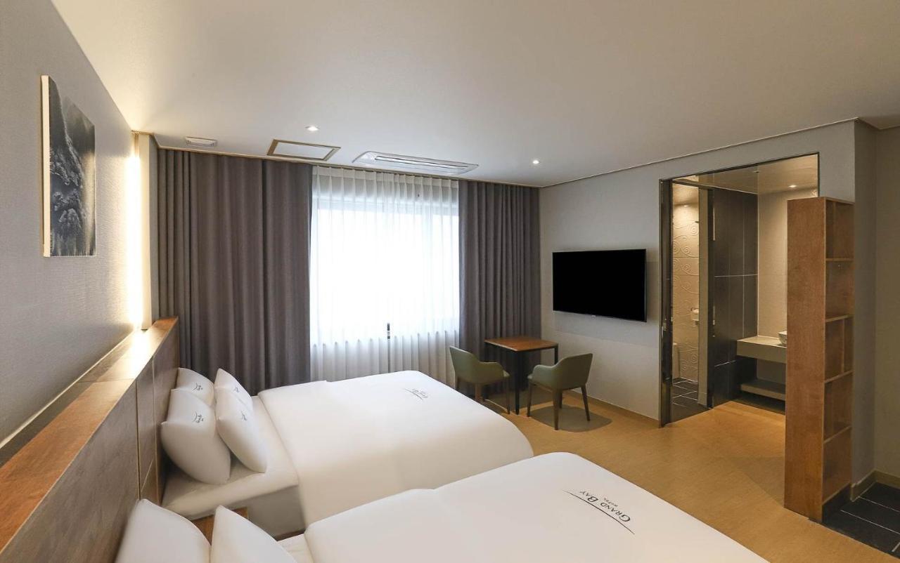 Hotel Grand Bay בוריאונג מראה חיצוני תמונה