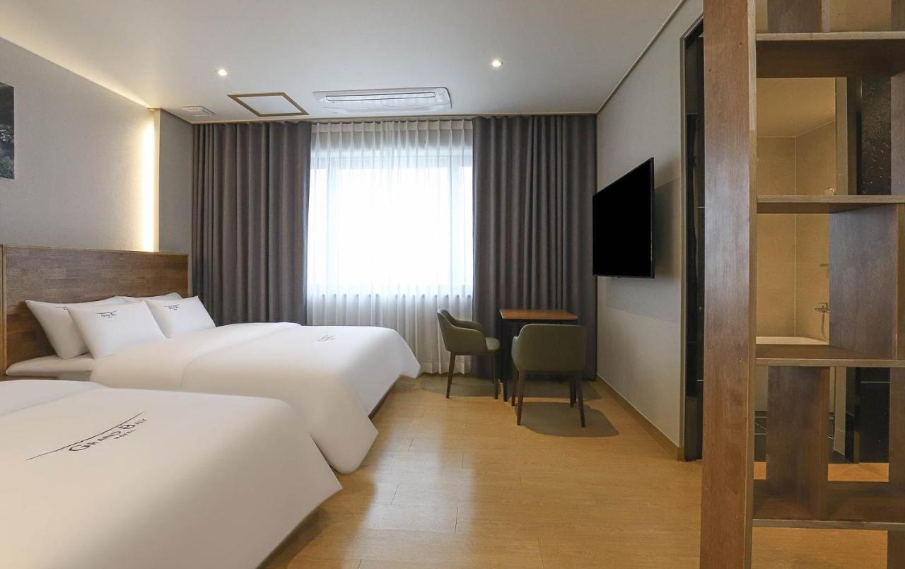 Hotel Grand Bay בוריאונג מראה חיצוני תמונה